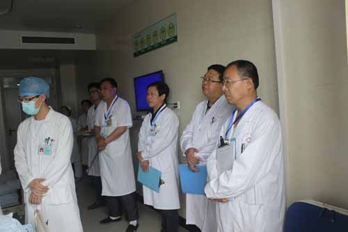 濟(jì)寧醫(yī)學(xué)院內(nèi)科教研室主任李新建(右二)參加我院教學(xué)查房競(jìng)賽.JPG