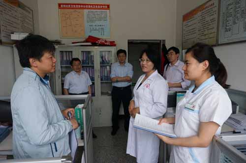 濟(jì)寧醫(yī)學(xué)院公共衛(wèi)生學(xué)院副院長(zhǎng)王文軍(左一)訪談善南社區(qū)衛(wèi)生服務(wù)中心帶教老師.JPG