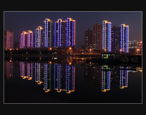 攝影三等獎《霓虹閃爍》 作者：楊錫明（骨創(chuàng)科）  8.JPG