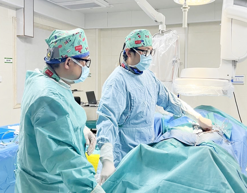 李強副主任及團隊在手術中.jpg